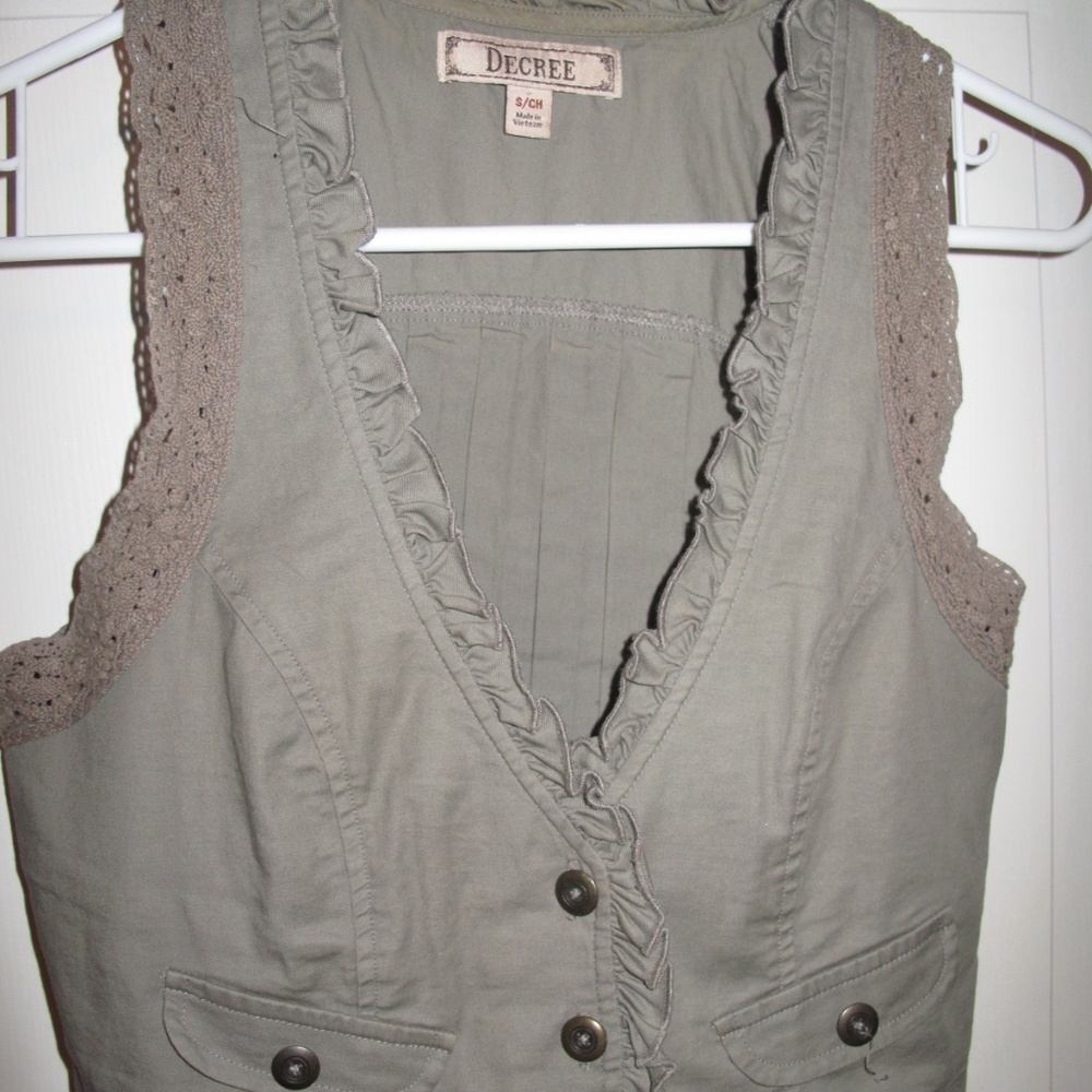 4/25 decree  Green vest small